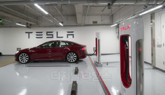 테슬라코리아가 서울 강남구 그랜드 인터콘티넨탈 호텔에 설치한 국내 1호 전용 충전시설 '수퍼차저'에서 모델S가 충전 중인 모습.  유동일기자 eddieyou@